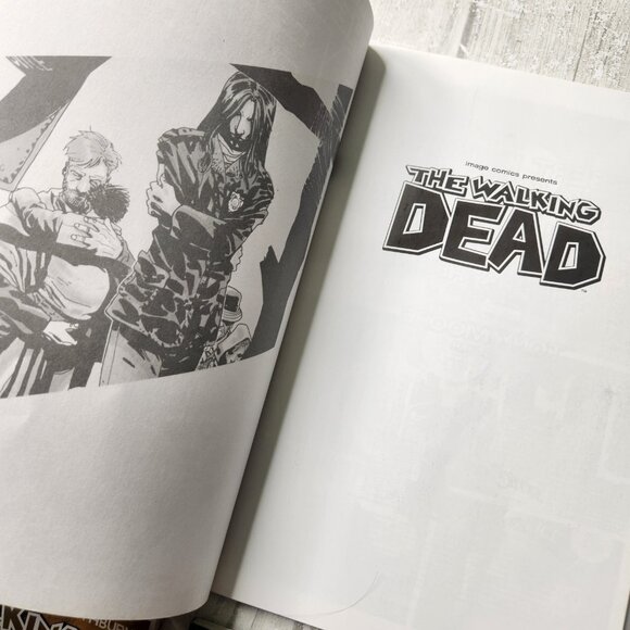 The Walking Dead Volumes 1 - 6 Image Comic Book Robert Kirkman Skybound - Picture 6 of 9